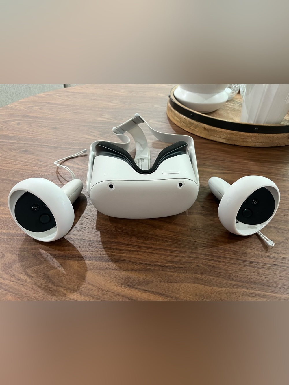 Quest 2 VR Headset 128GB White with Controllers (left Controller Fails To Pair)